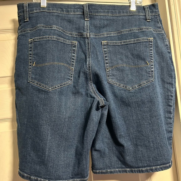 Lee Women’s Plus Size Relaxed Fit Bermuda Shorts - Picture 3 of 5